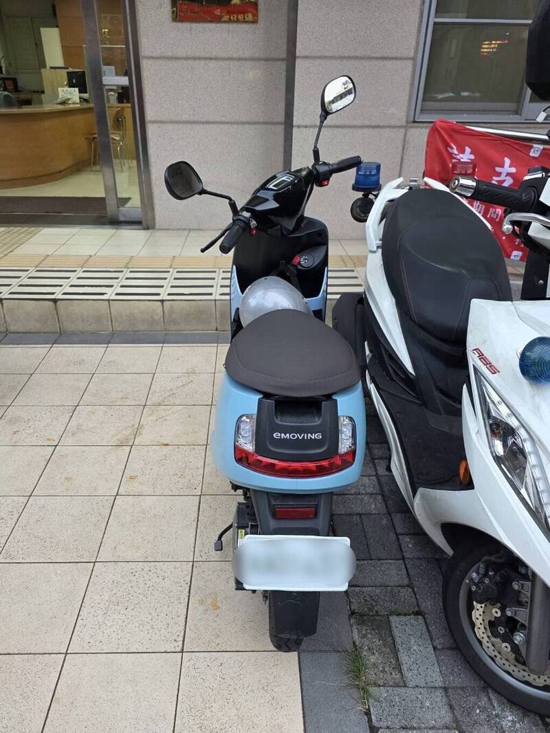 警方移置保管微型电动二轮车。（记者陆运锋翻摄）