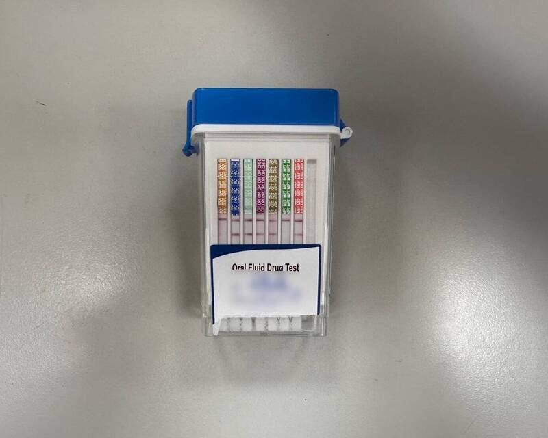 警方实施毒品唾液快筛，结果呈现安非他命阳性反应。（记者陆运锋翻摄）