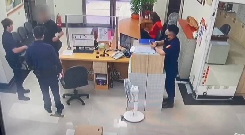 吕男因想把毒品戒掉，于是骑乘电动自行车微型电动二轮车，到新北市中和警分局自首，并交付安非他命1包。（记者陆运锋翻摄）