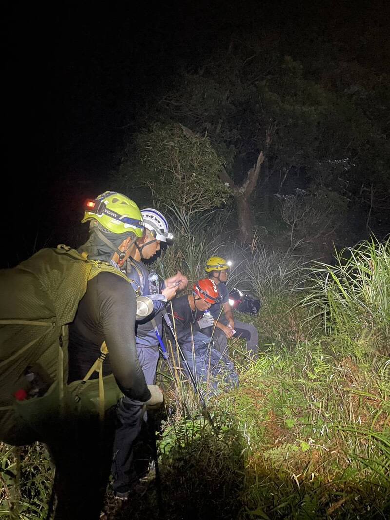 搜救人员连夜上山救援误食植物民众。（图由屏东县消防局）