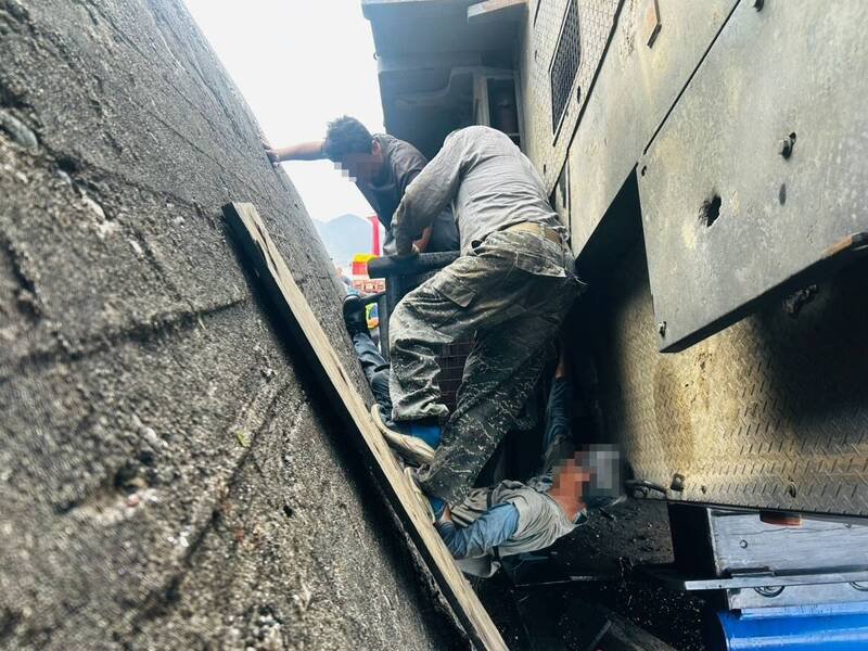 台东成功渔港吊车翻覆，消防人员救援。（记者黄明堂翻摄）