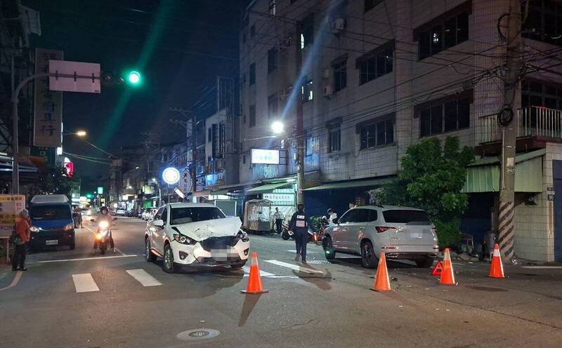 台中市消防局国光分队前昨天傍晚发生车祸，造成4人受伤，其中一名已怀孕7个月孕妇急送医，所幸无大碍。（记者陈建志翻摄）