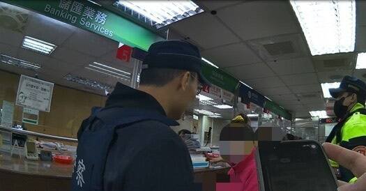 警方向妇人劝说。（记者王冠仁翻摄）