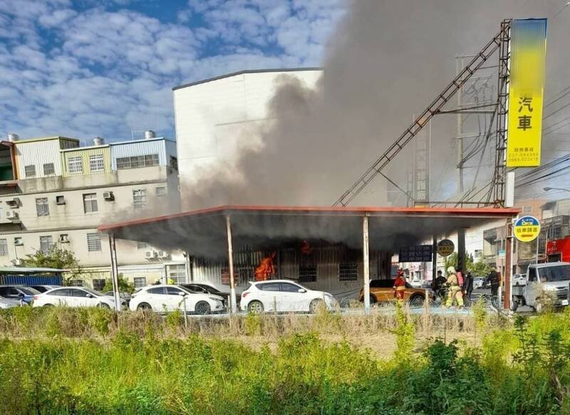 苗栗县头份市中正路一家中古汽车车行，今（30）日上午8点多发生火警。（图由周训宇提供）