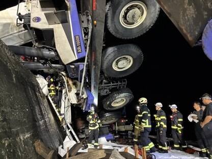 在湿滑、恶劣环境仍努力将人脱困救出。（消防局提供）