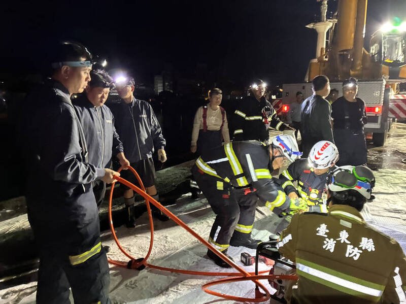 历经11小时努力，将人脱困救出。（消防局提供）