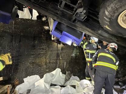 在湿滑、恶劣环境仍努力将人脱困救出。（消防局提供）