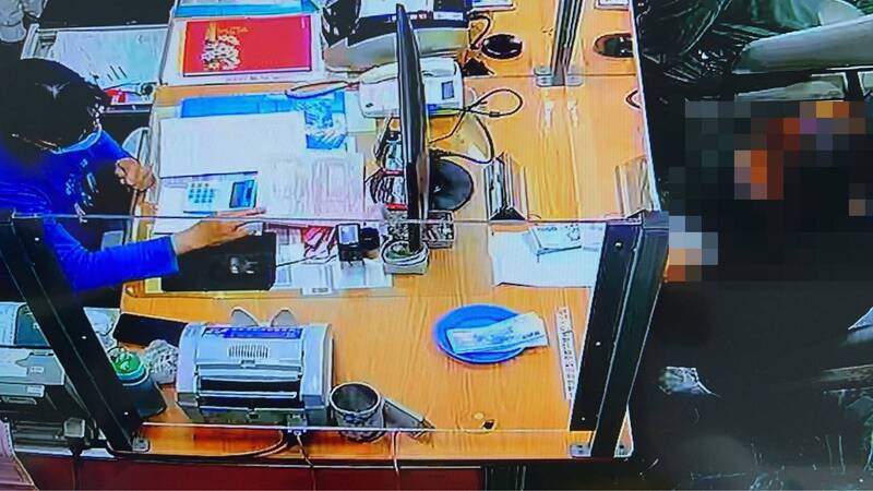 48岁陈姓女子驾车违规、欠罚税款196笔近10万元，行政执行官上门劝告后让她缴清欠款。（行政执行署台南分署提供）