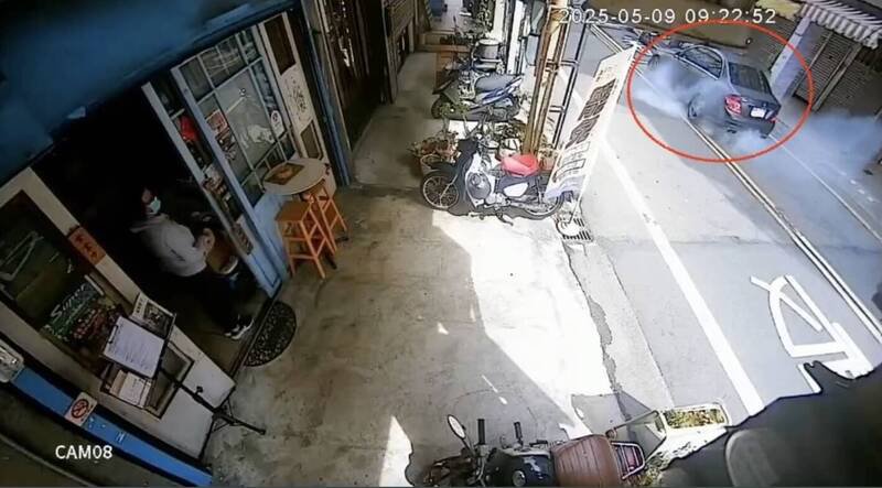 徐男驾驶宾士车（红圈处）于今年5月9日在苗栗市日新街停等红灯时猛催油门「烧胎」，引发大量烟雾；吓坏一旁罢团善连署店家志工。（记者彭健礼翻摄）