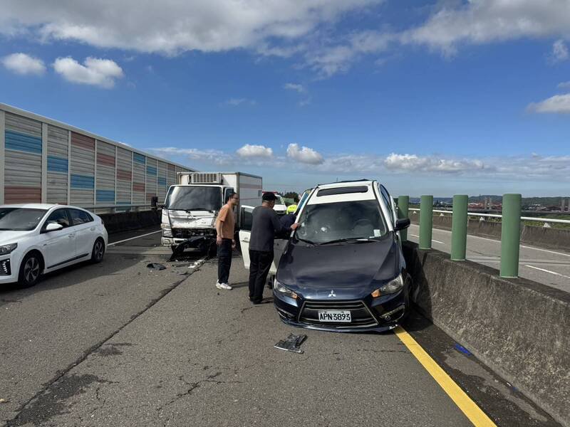 竹东派出所值班员警驾驶巡逻车上台68线处理散落物报案时遭后方货车猛烈追撞，2名警员受伤送医。（民众提供）