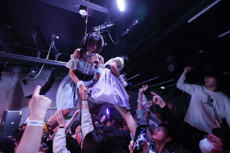 中国上海传出要求地下偶像、随舞禁唱、禁播日语歌，让不少网友崩溃。中国地下偶像示意图。（欧新社）