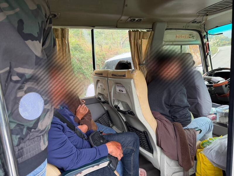 这群失联移工见警察拦车盘查，个个面面相觑、面露尴尬。（记者彭健礼翻摄）