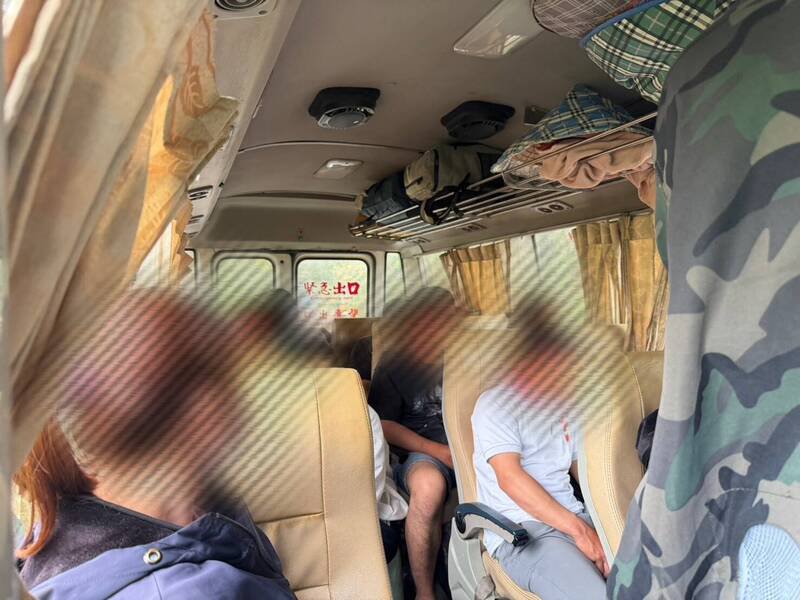 车内都是失联移工。（记者彭健礼翻摄）