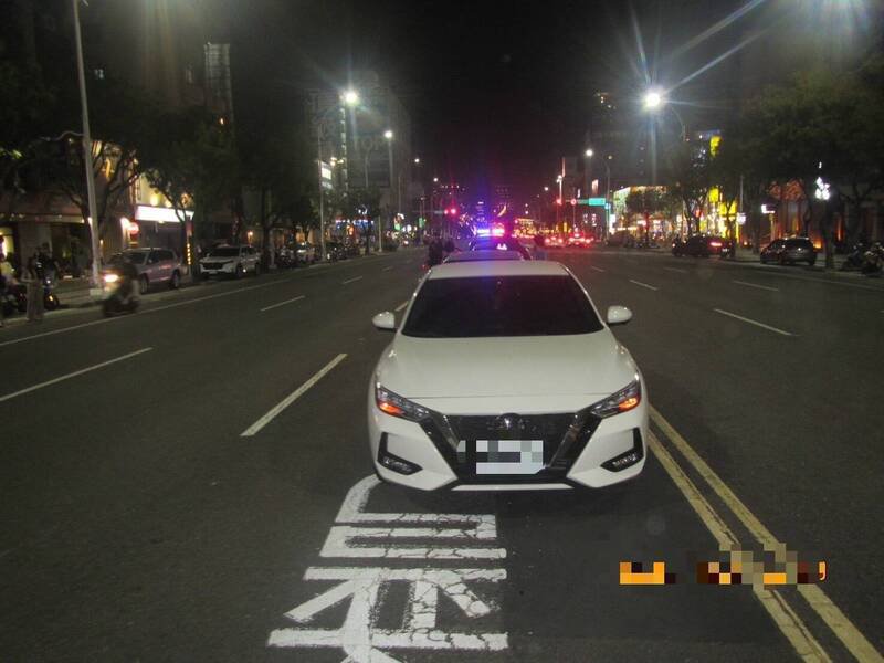 高雄新兴区3轿车追撞，肇因待查。（民众提供）