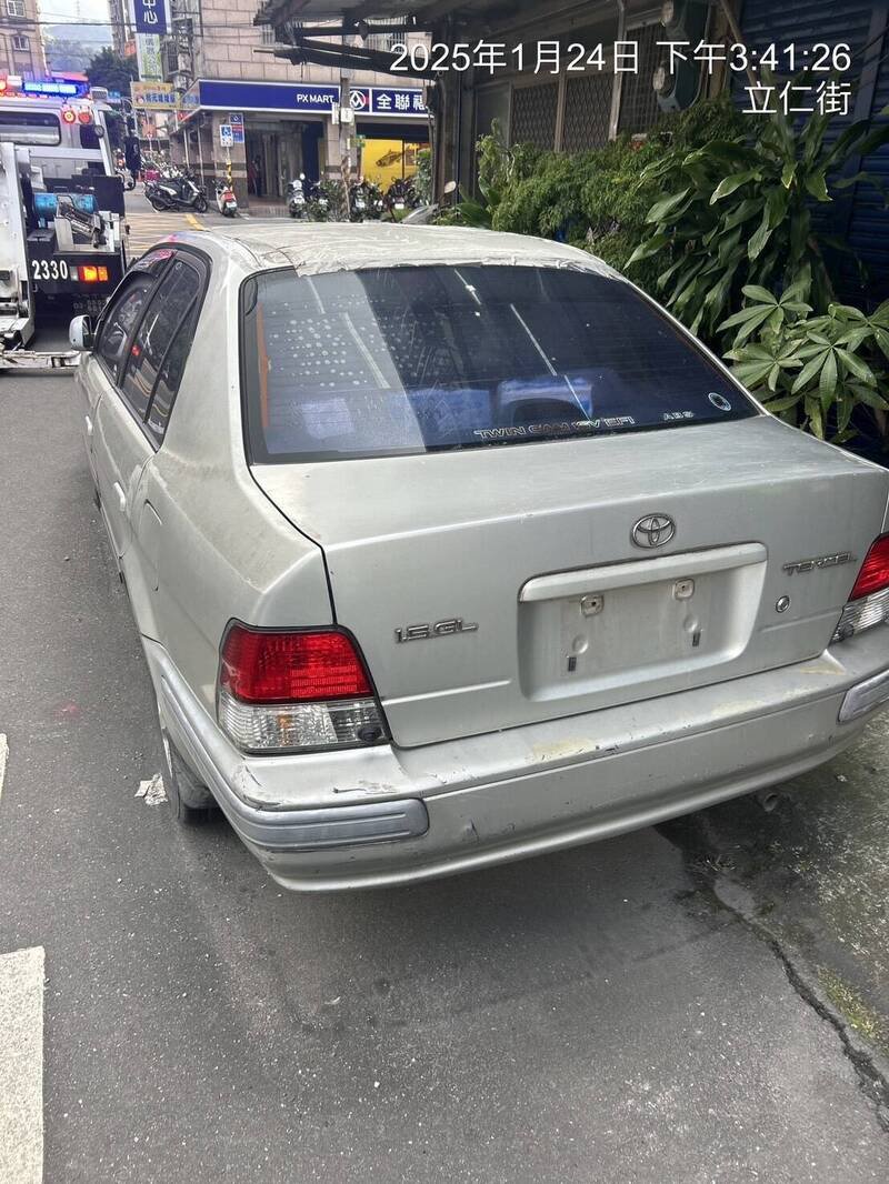 未悬挂牌照停放于道路。（交通局提供）