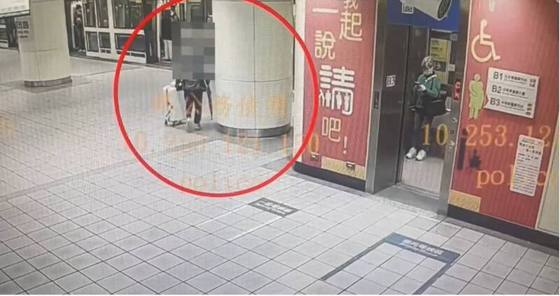 周妇推著行李箱到月台候车。（记者王冠仁翻摄）