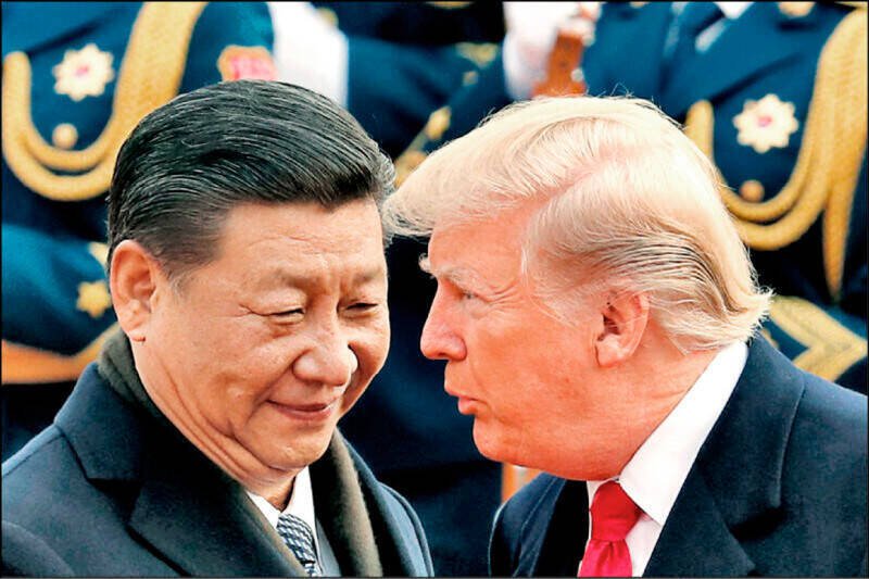 图为中国国家主席习近平（左）与美国总统川普过去会晤的画面。《彭博》专栏作家分析，北京正密切观察川普政府如何推动俄乌和平协议，并可能依样画葫芦，向美方提出针对台湾的「28点方案」，试图在不动武的情况下达成统一目标。（美联社资料照）