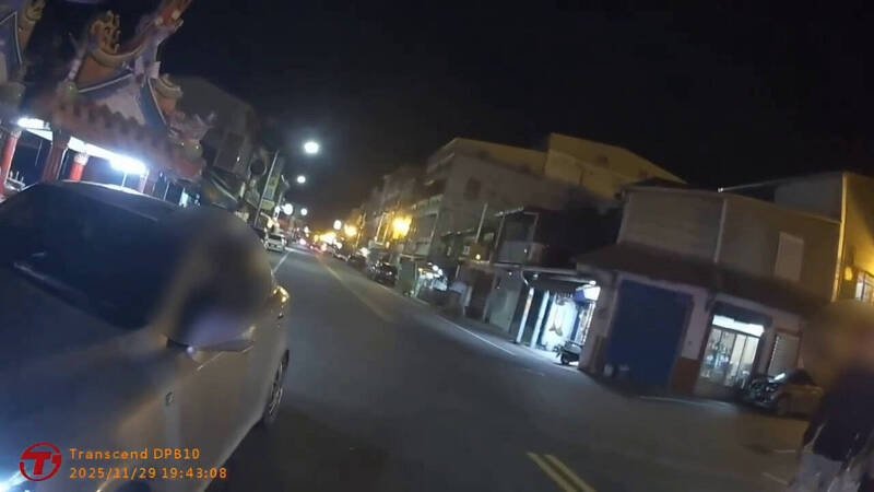 花莲县警察局玉里分局执行巡逻勤务时，发现银色汽车违停去买咸酥鸡。（民众提供）