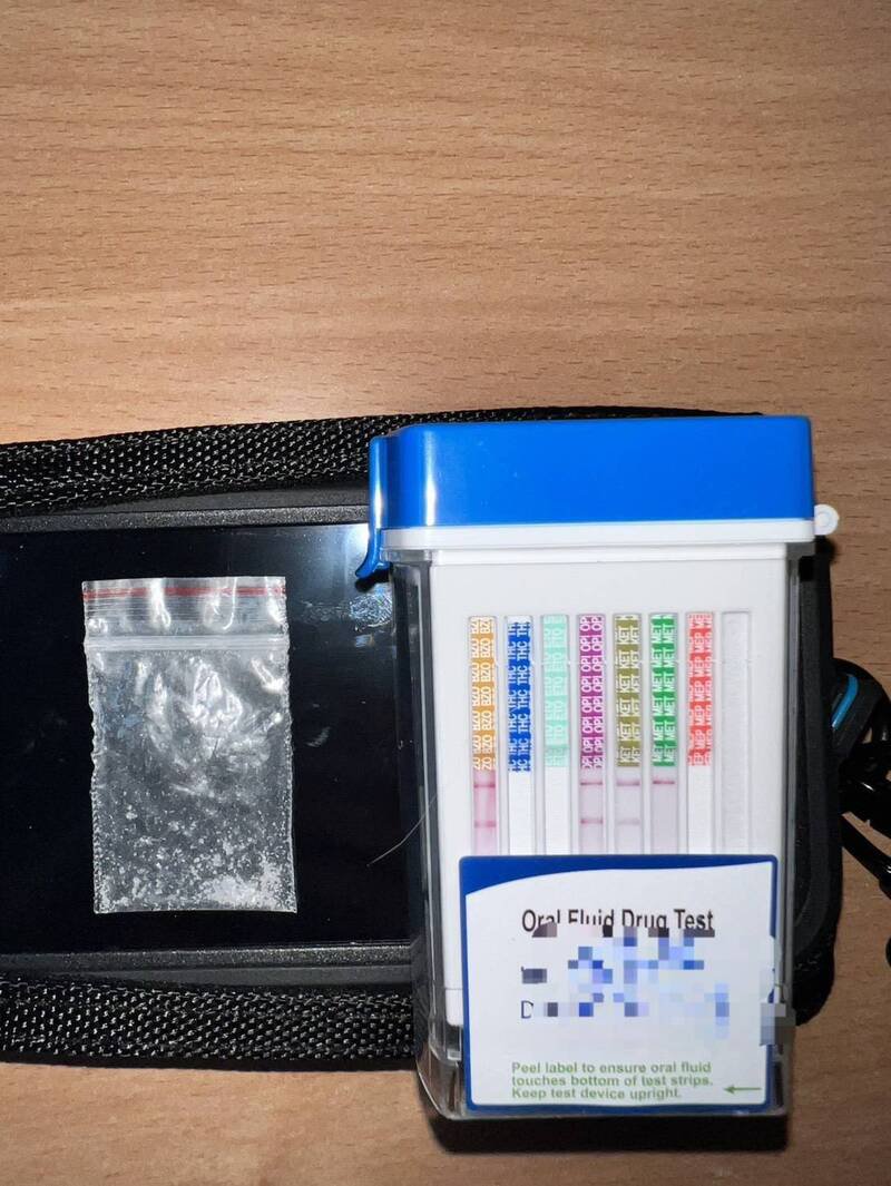 花莲县警察局玉里分局执行巡逻勤务时，发现银色汽车违停去买咸酥鸡，车上起获毒品跟改造手枪。（警方提供）