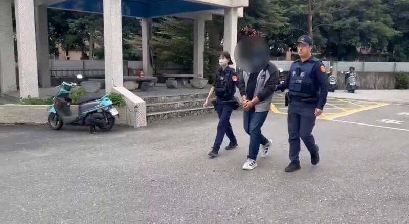 花莲县警察局玉里分局执行巡逻勤务时，发现银色汽车违停去买咸酥鸡，车上起获毒品跟改造手枪。（警方提供）