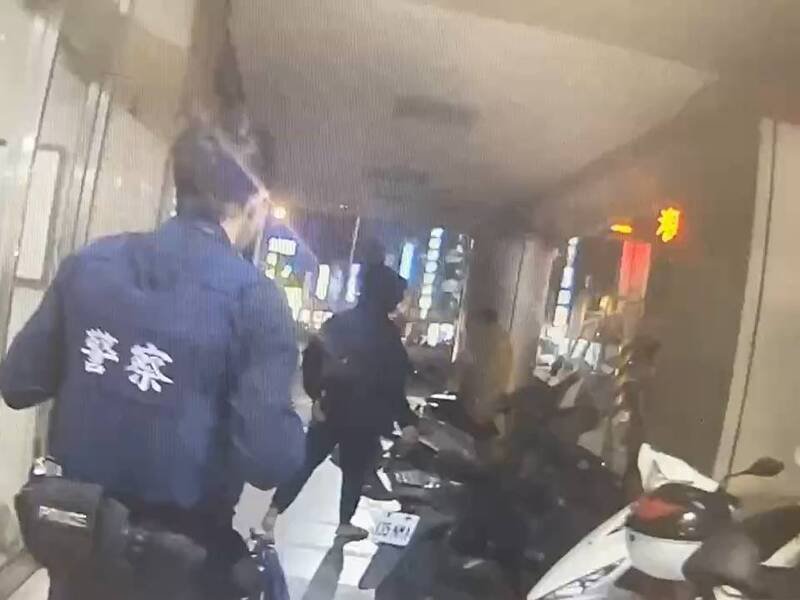 阮男看到警察就丢下朋友离开，员警上前拦查时他拔腿狂奔，双方追逐约100公尺，阮男「仆街」被制伏。（记者郑淑婷翻摄）