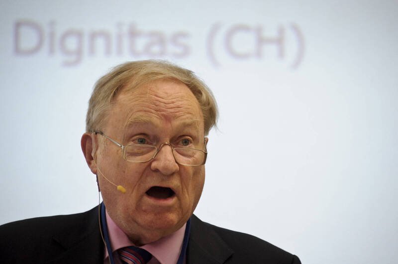 瑞士协助死亡组织「尊严」（Dignitas）创办人米内利（Ludwig Minelli）于11月29日透过协助自杀辞世，享耆寿92岁。图为他2012年在苏黎世出席世界死亡权利协会大会时发言的资料照。（法新社）