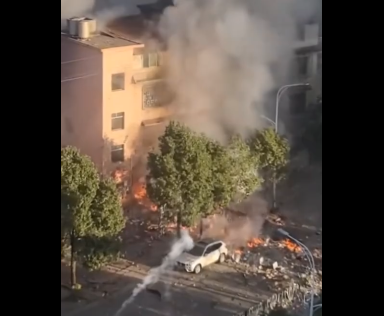 中国湖南省郴州市一家贩售烟火的店家发生爆炸，传出是店家不堪当地公务员阻挡办证借此索钱，在引爆店面后喝下农药。（图撷自微博）