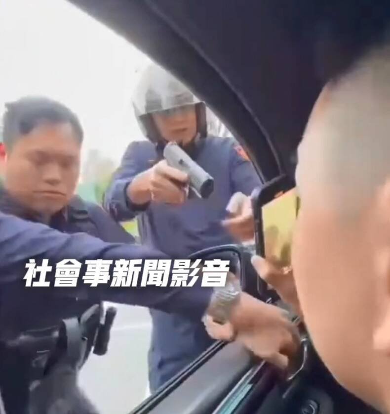曾男不下车配合酒精吹气检测还呛声，且车辆持续发动恐有危害之虞，警方依警察职权行使法规定，拔枪喝斥使用必要强制力，并将曾男拉下车受检。（取自社会事新闻影音）