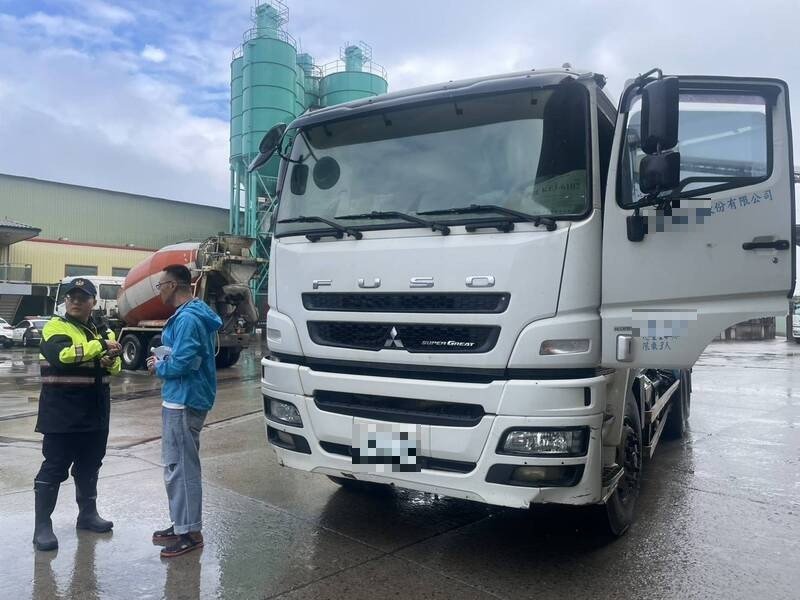 平镇警方加强取缔大型车违规守护用路安全。（平镇警方提供）