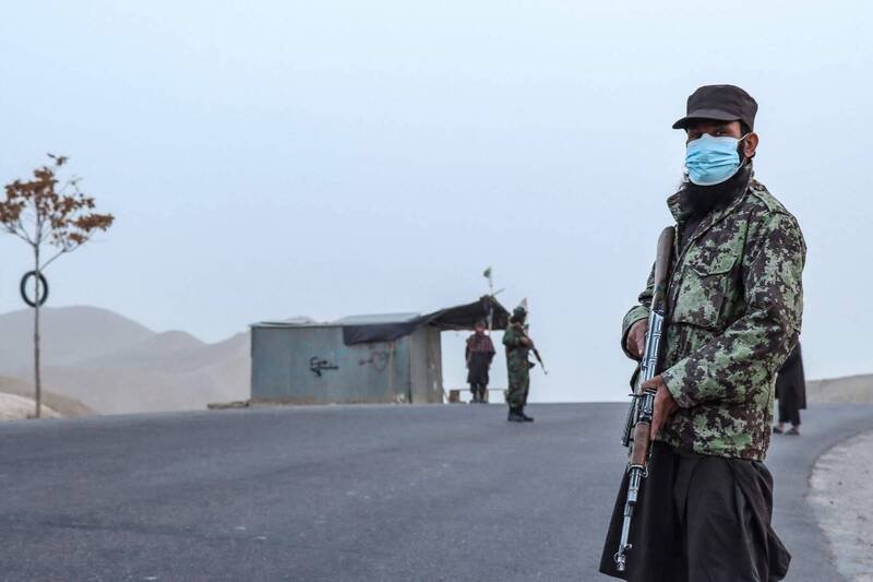 图为今年10月16日在阿国西部巴德吉斯省首府瑙堡郊外，1处检查哨的神学士安全人员，神学士当天曾在瑙堡体育场公开处决人犯。（法新社）