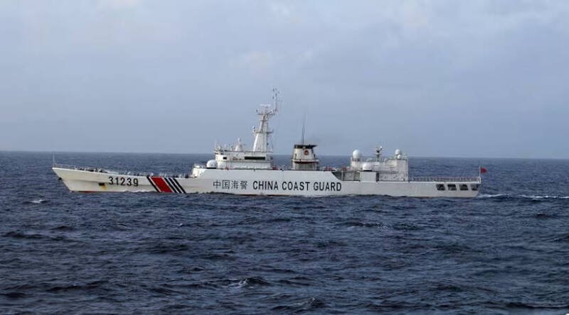 中、日公务船2日在钓鱼台周边海域爆发对峙。图为日本海上保安厅发布的2015年资料照，显示一艘中国海警船当时驶入钓鱼台争议海域的情形。（法新社档案照）