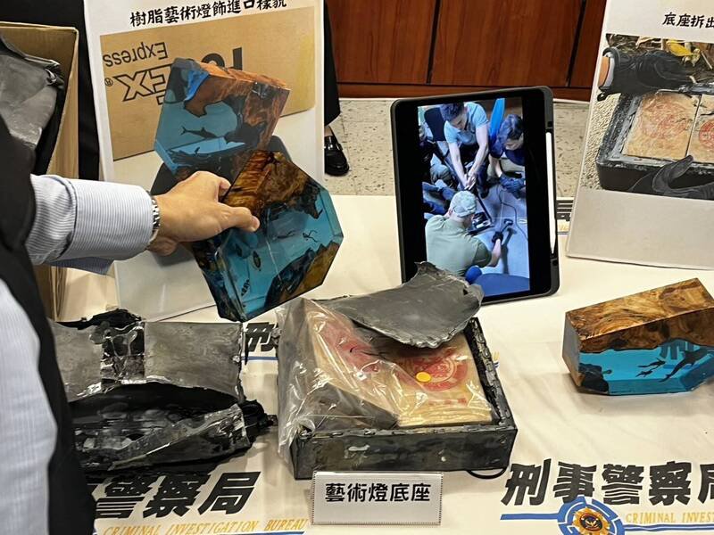 树脂艺术灯座底座夹藏海洛因砖毒品。（记者邱俊福翻摄）
