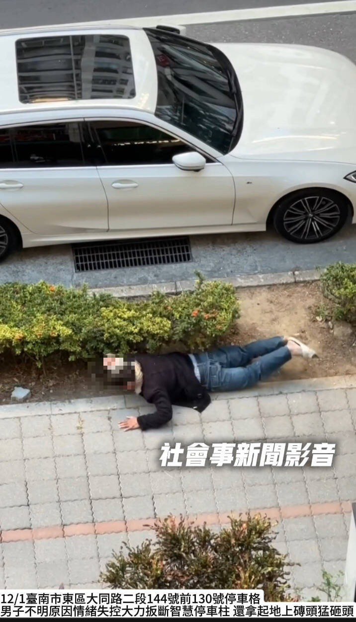 五十多岁的H姓男子情绪失控趴地拿砖块砸自己的头，情景吓人。（取自网路社会事新闻影音）