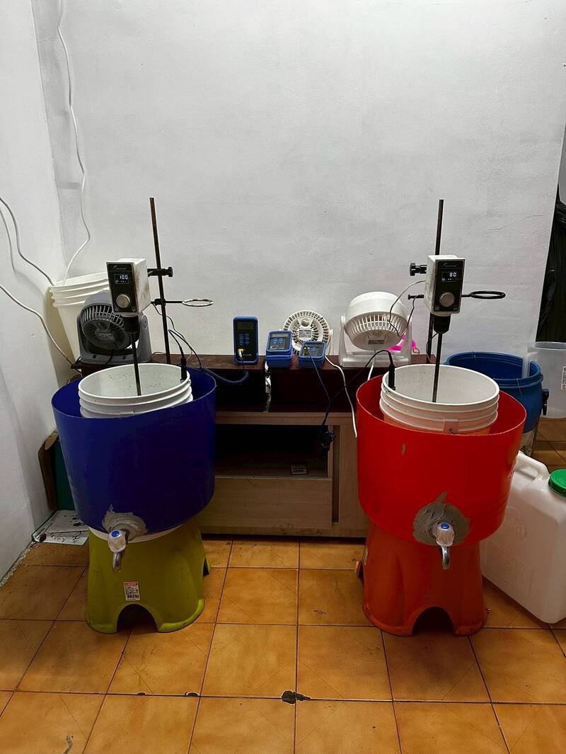 调查局查获全台第一座制造依托咪酯工厂，扣得先驱原料「2-巯基依托咪酯」成分之「黑水」共4桶等物。（记者陆运锋翻摄）