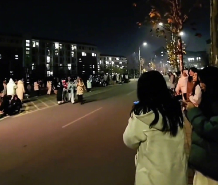 中国贵州医科大学疑似瓦斯外泄，数千名住宿学生疏散。（图撷自微博）