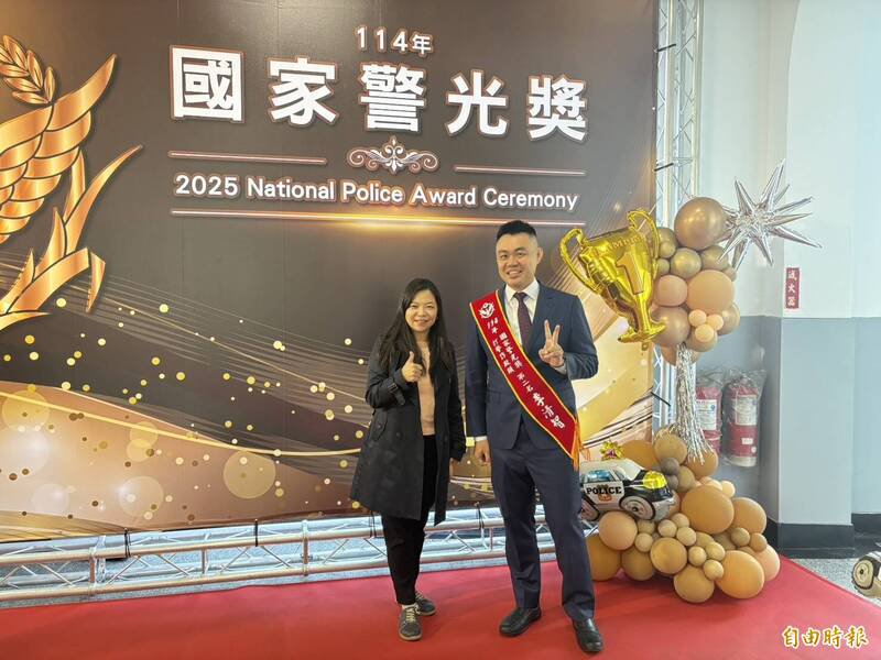 新北地检署主任检察官郑少珏陪同刑事警察局侦查正李清智领奖，共享这份殊荣。（记者邱俊福摄）