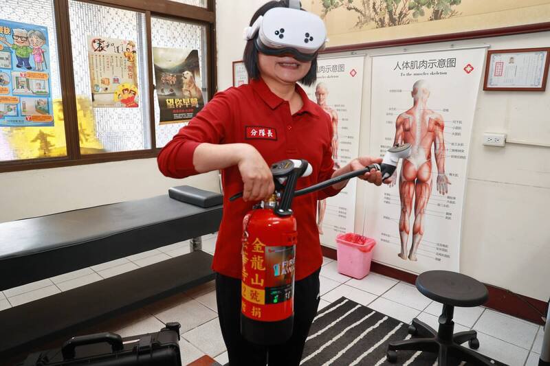埔里防火宣导队分队长曾秀月，示范操作「虚拟实境灭火器」。（南投县消防局提供）