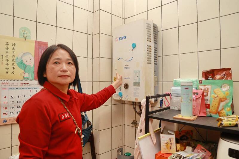 埔里防火宣导队分队长曾秀月，呼吁民众勿将热水器装室内，避免发生一氧化碳中毒。（南投县消防局提供）