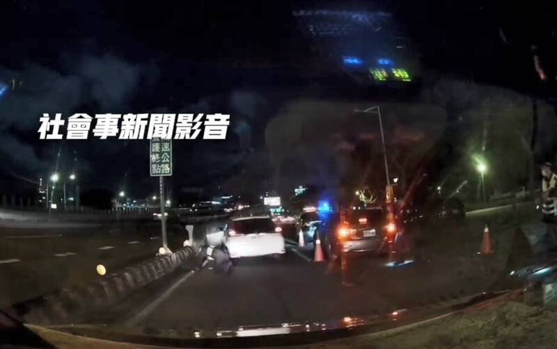 男性驾驶拒绝下车受检，随即踩油门加速逃逸，造成潘姓员警跌倒受伤。（取自社会事新闻影音）