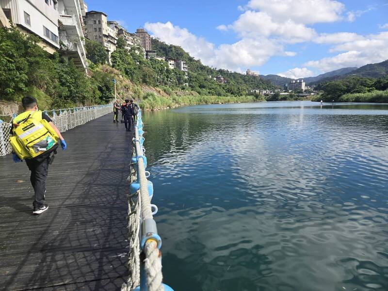 警消到场搜寻，并将死者打捞上岸。（记者陆运锋翻摄）