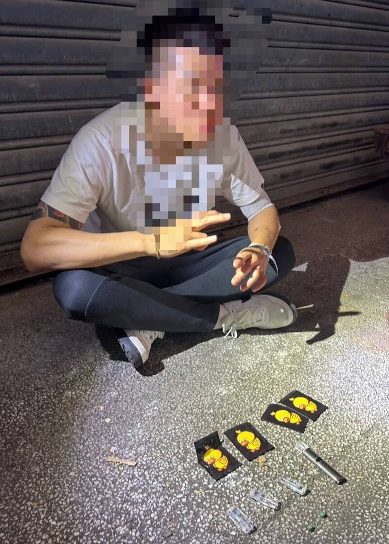 警方现场清点毒品。（记者郑景议翻摄）