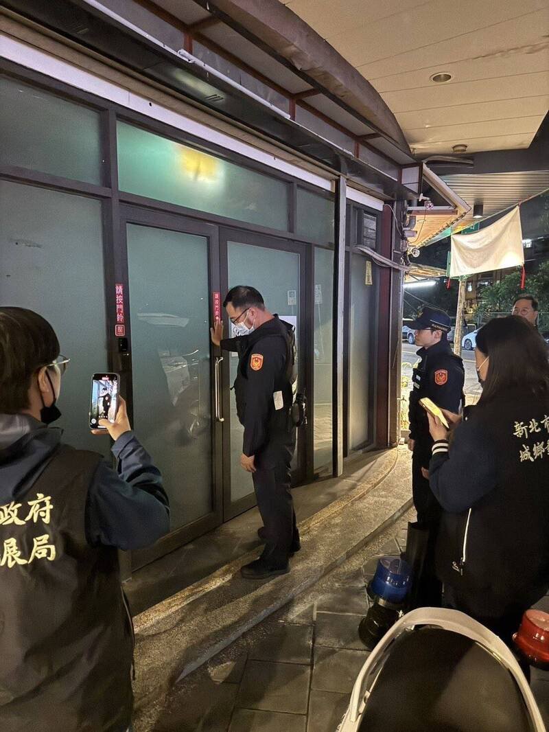 新北市政府昨晚启动跨局处联合查处，针对该小吃部执行「断水断电」措施，遏止该处1年内连续2度涉及妨害风化违规情事。（记者陆运锋翻摄）