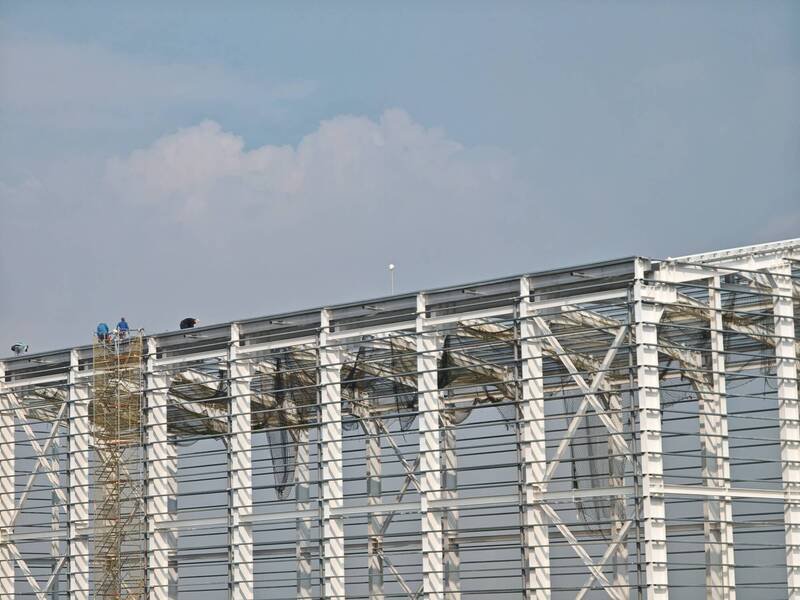 工人高架作业疑无配戴安全帽、绳索。（民众提供）