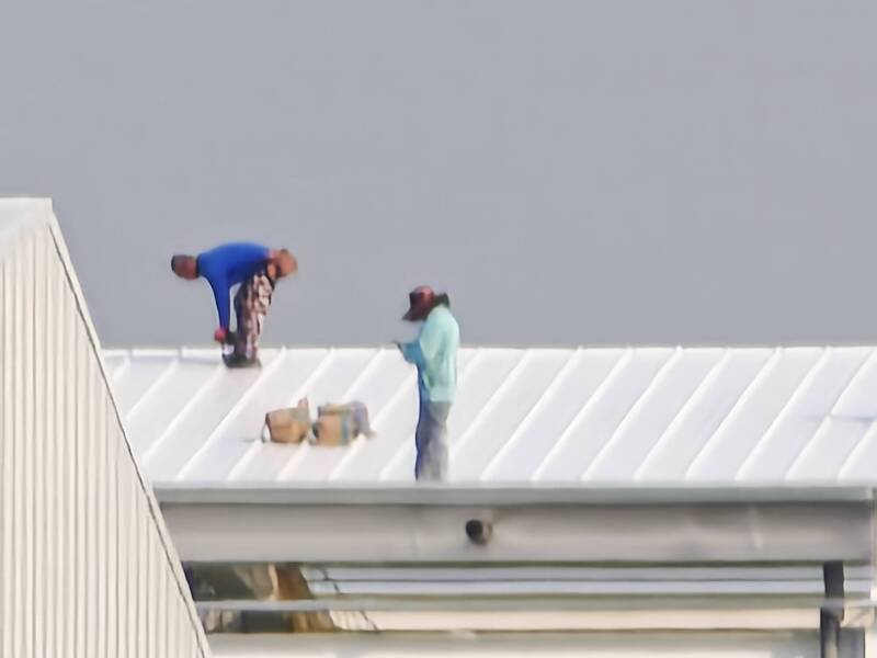 工人高架作业疑无配戴安全帽、绳索。（民众提供）