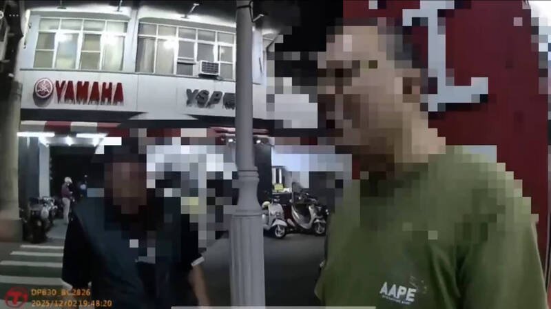 前员工妻预借薪资离职未还，老板（右，绿衣）遇前员工要求还回，2人起争执警及时制止。（民众提供）