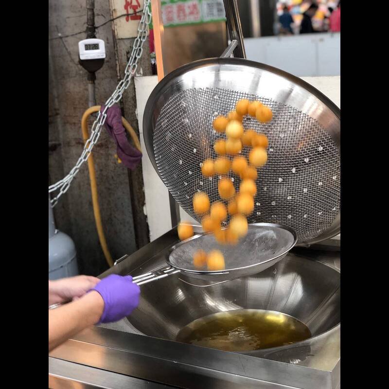 李姓男子与知名连锁地瓜球总店爆发加盟争议，法官判总店败诉需赔偿营业损失。（翻摄总店脸书粉专）