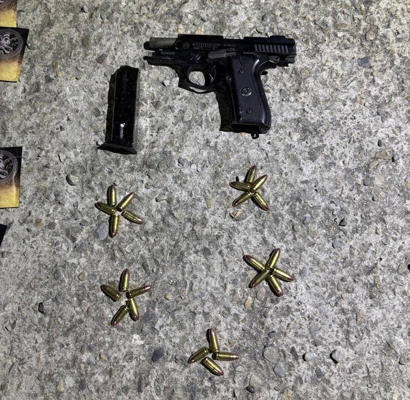 警方现场查扣陈男的非制式手枪和子弹。（记者陈建志翻摄）