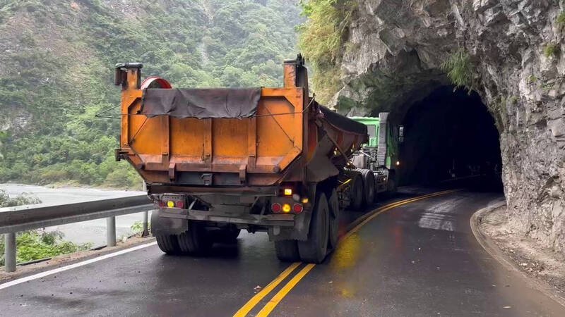 中横公路台8线184.1公里处，今（3）日上午发生一起惊险的曳引车自撞事故。（民众提供）