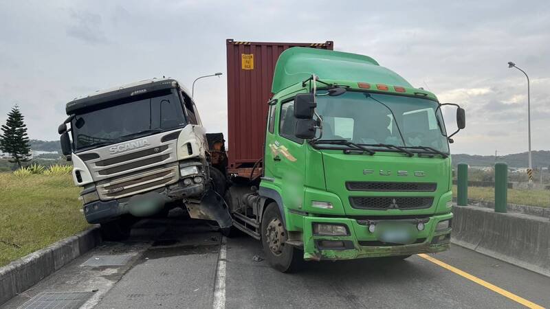 曳引车台61线联络道追撞，2车卡住车道。（民众提供）