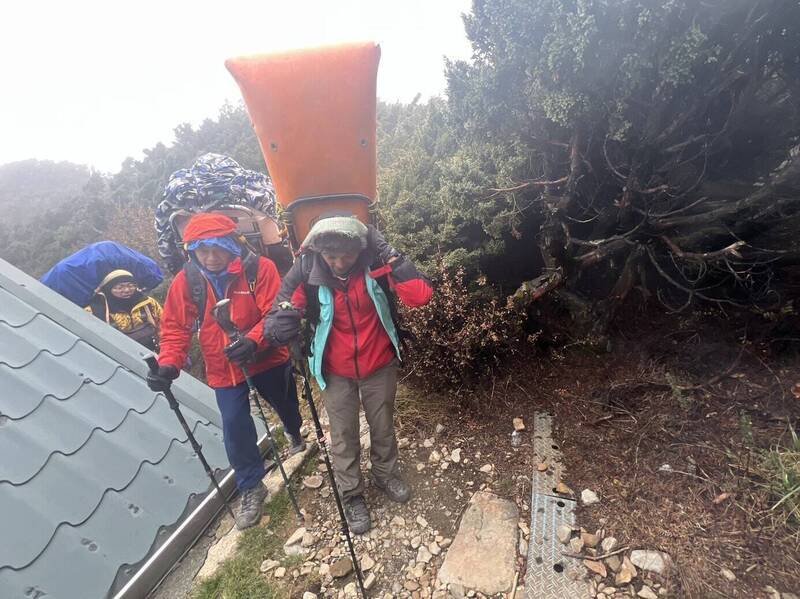 郭姓退休校长攀登玉山后四峰落单失联，惟寻获时已不幸身亡，遗体则由直升机吊挂下山。（图由玉管处提供）